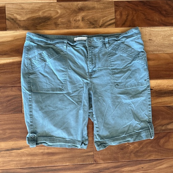 Gloria Vanderbilt Pants - Gloria Vanderbilt Green Khaki Shorts size 18W